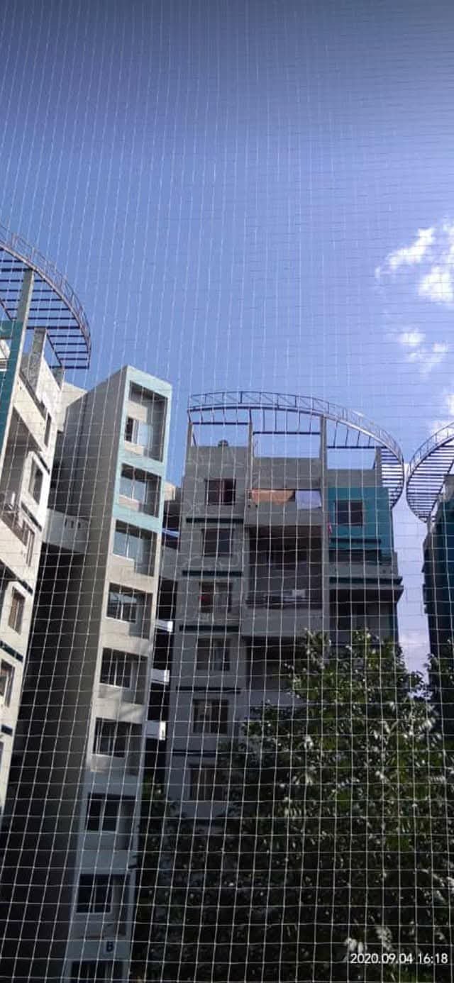 Pigeon netting installation for a residential balcony